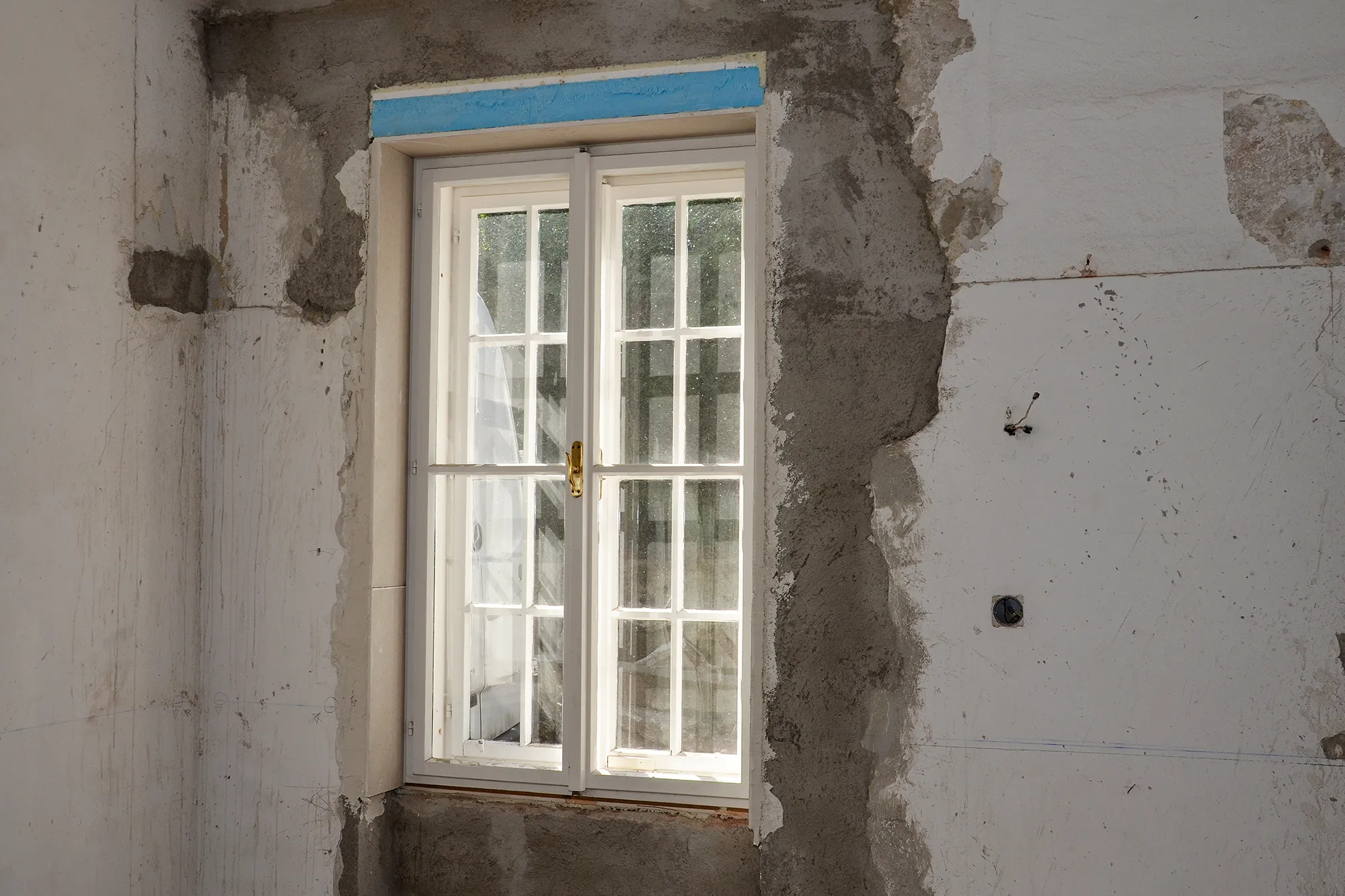 Ein neu eingebautes Erkerfenster an einem Haus, das renoviert wird.